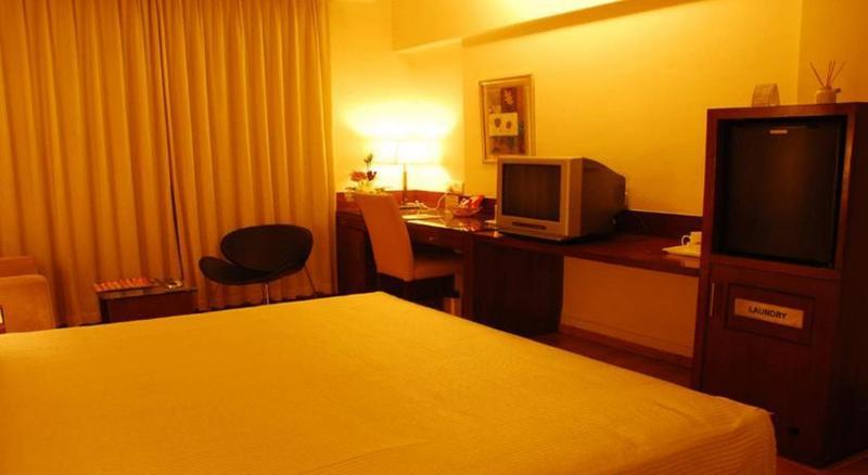העיר בנגלור The Chevron Hotel מראה חיצוני תמונה