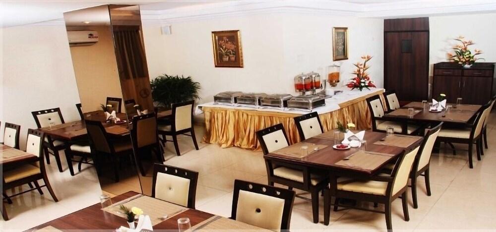 העיר בנגלור The Chevron Hotel מראה חיצוני תמונה